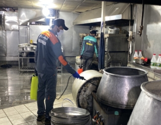 cockroach-spraying-in-kitchen