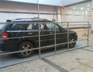 بالابر و آسانسور ماشین بر نمایشگاه اتومبیل