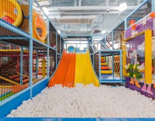 Larrys-Hyper-Slide-and-Ball-Pit-Dash-01