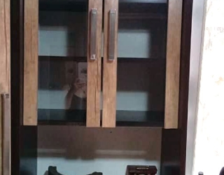 کتابخانه و میز کامپیوتر