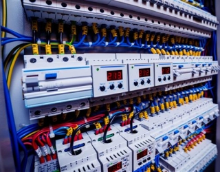 1707560-تابلو-برق-ولتاژ-با-قطع-کننده-مدار-پس-زمینه-برق