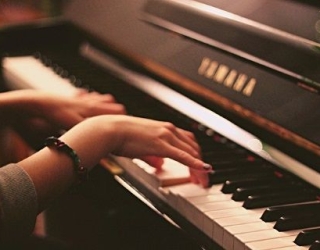 آموزش تخصصی پیانو، هنگ درام، سنتور و خوانندگی در منزل شما توسط مدرس خانم و آقا