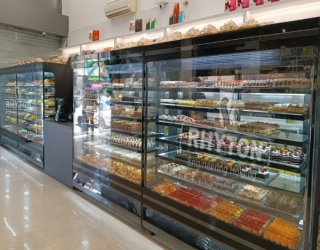 یخچال شیرینی تروخشک(ریتون شاپ)ظاهرشفاف وجذاب برای نمایش شیرینی ها