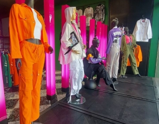 مانکن زنانه ویترینی ژست‌دار