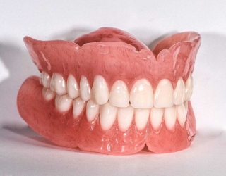 ساخت دست دندان ( دنچر ) برای بیماران با بی دندانی کامل
